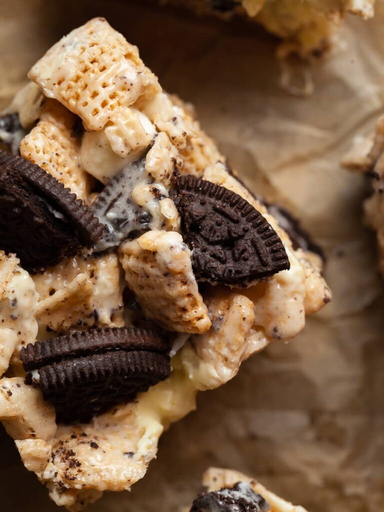 Oreo rice krispie treats made with gluten free chex ceral, oreo cookies and white chocolate