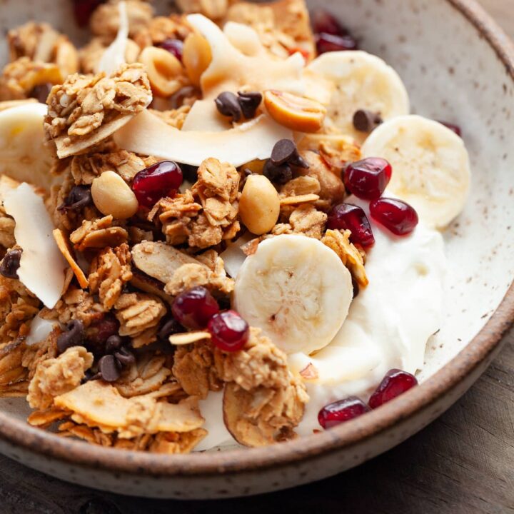 The combination of crunchy gluten-free oats, creamy peanut butter, and sweet bananas creates a flavorful gluten free peanut butter granola